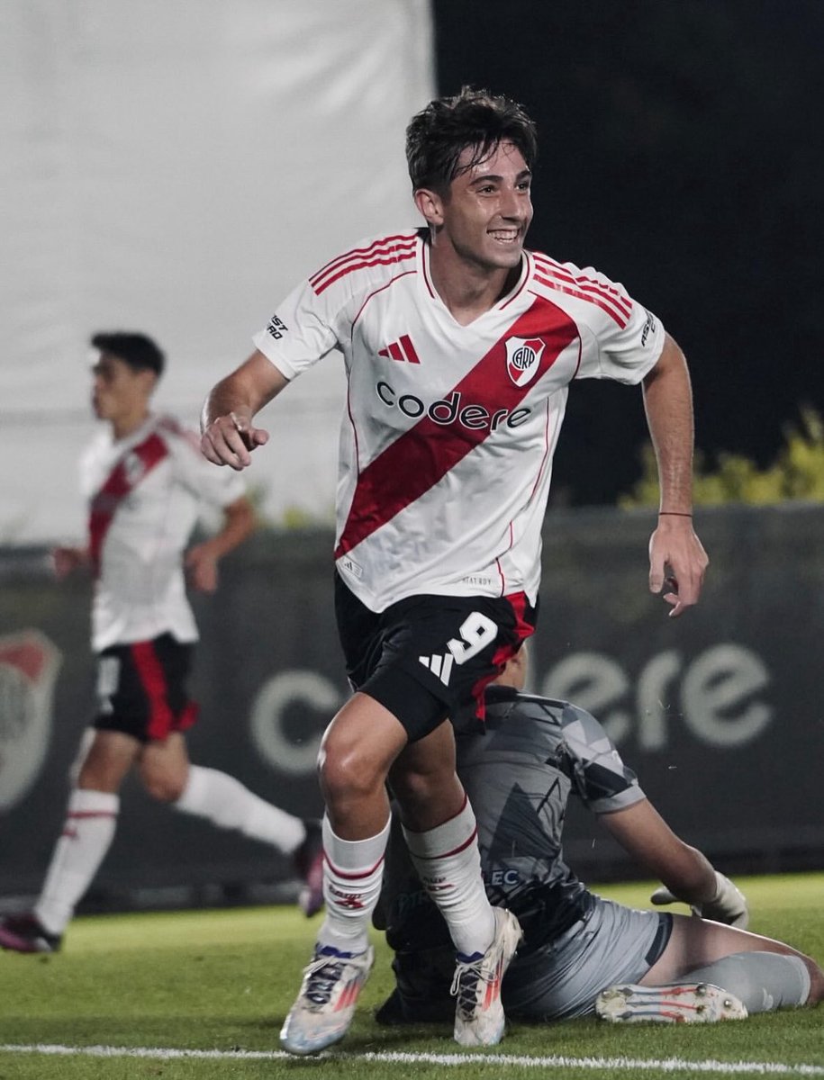 #RIVER | Santiago Lencina (tres partidos oficiales), el brasileño Giorgio Costantini (ya debutó) y el delantero Bautista Dadín (aún sin contrato) viajarán al Mundial de Clubes. Los tres tienen 19 años de edad. En el último caso, a prestarle atención: es la figura de la Reserva.