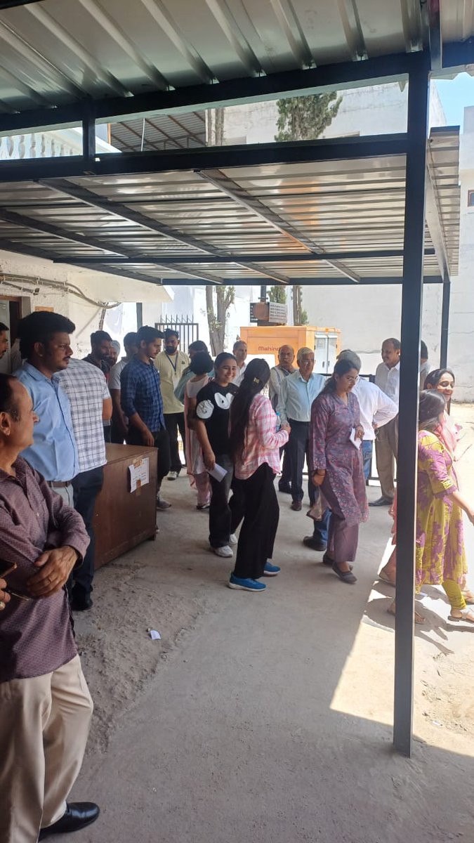 University of Jammu, under digital initiatives, has initiated online examination (CBT mode) for the recruitment of non-teaching positions. On the first day of the examination, 304 candidates have appeared for 10 different technical and non-teaching positions.