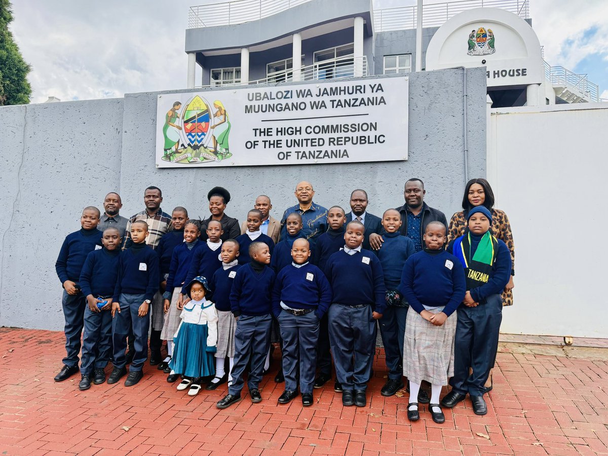 WANAFUNZI WA SHULE YA MSINGI YA REIMETA ENGLISH MEDIUM WATEMBELEA UBALOZI WA TANZANIA, PRETORIA

Leo tarehe 09 Juni, 2025, Wanafunzi wa Shule ya Msingi ya Reimeta English Medium kutoka Mpanda, Katavi - Tanzania, wametembelea Ubalozi wa Tanzania uliopo Pretoria na kupokelewa
