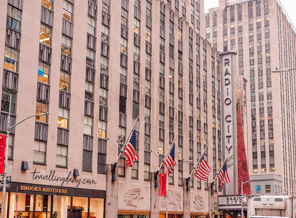 Discover the top 10 photo spots in NYC during Christmas! From iconic landmarks to festive neighborhoods, capture NYC’s holiday magic with these must-visit locations for stunning seasonal photos.

lttr.ai/AfL3J