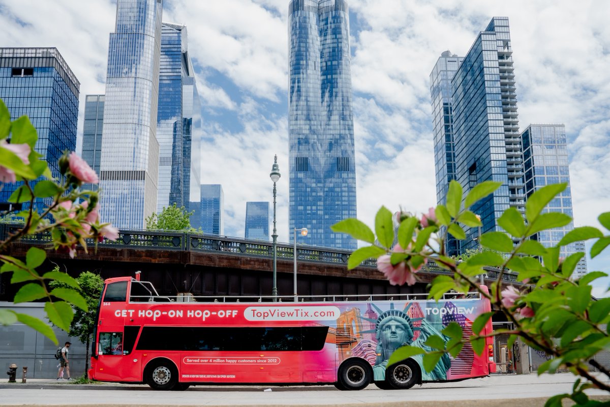 topviewnyc's tweet image. Skyscrapers above, blossoms below, and the best seat right in the middle 🌸🏙️

#TopView #NewYorkCity #SpringinNYC