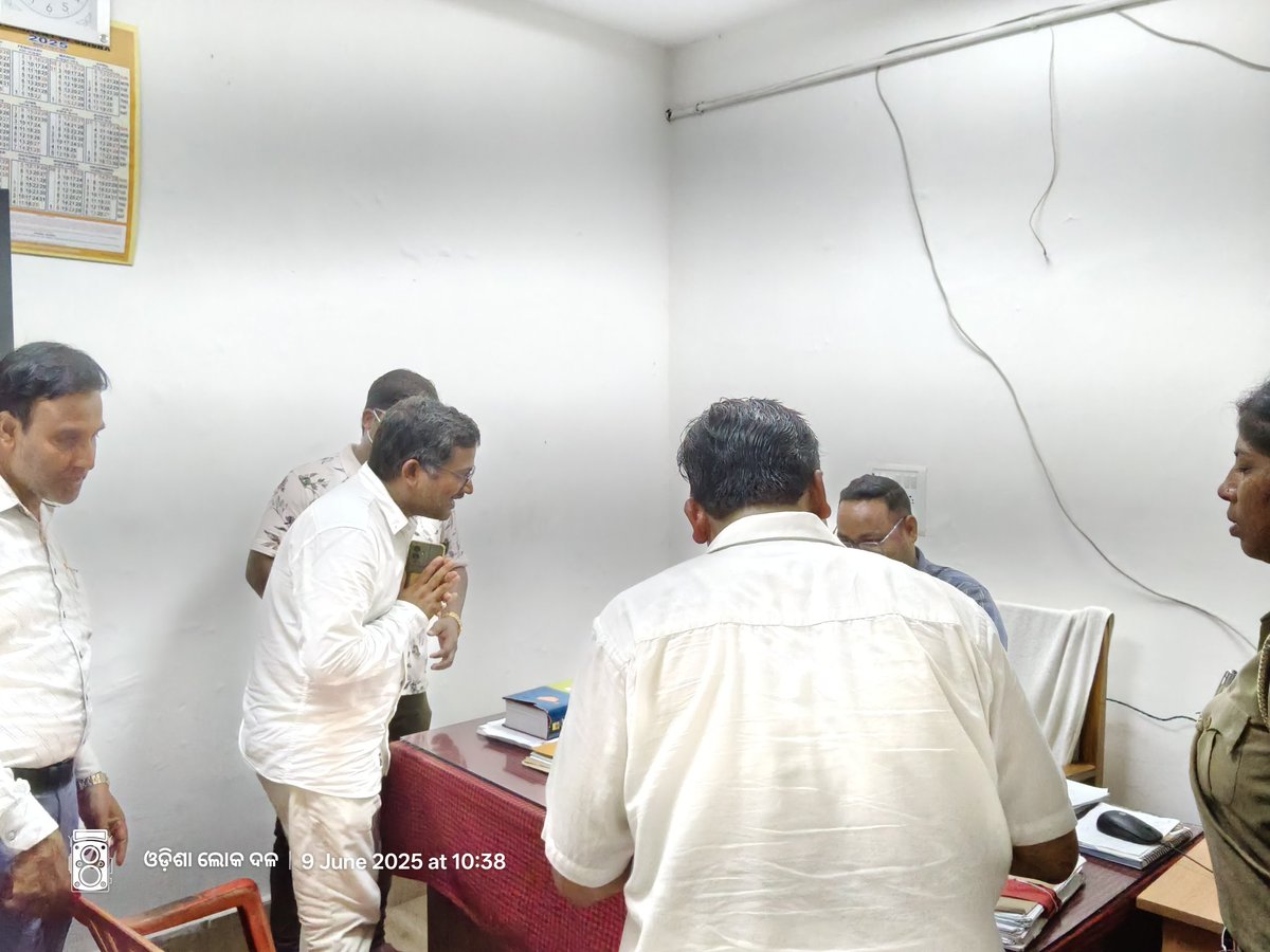 odishalokadala's tweet photo. ଜଗତସିଂହପୁର ଜିଲ୍ଲାର ବିଭିନ୍ନ ସମସ୍ୟାକୁ ନେଇ ଜିଲ୍ଲାର ସହକାରୀ ଜିଲ୍ଲାପାଳଙ୍କ ସହ ଆମେ ଆଲୋଚନା କରିଥିଲୁ। @CMO_Odisha https://t.co/O7O7gYkoxl