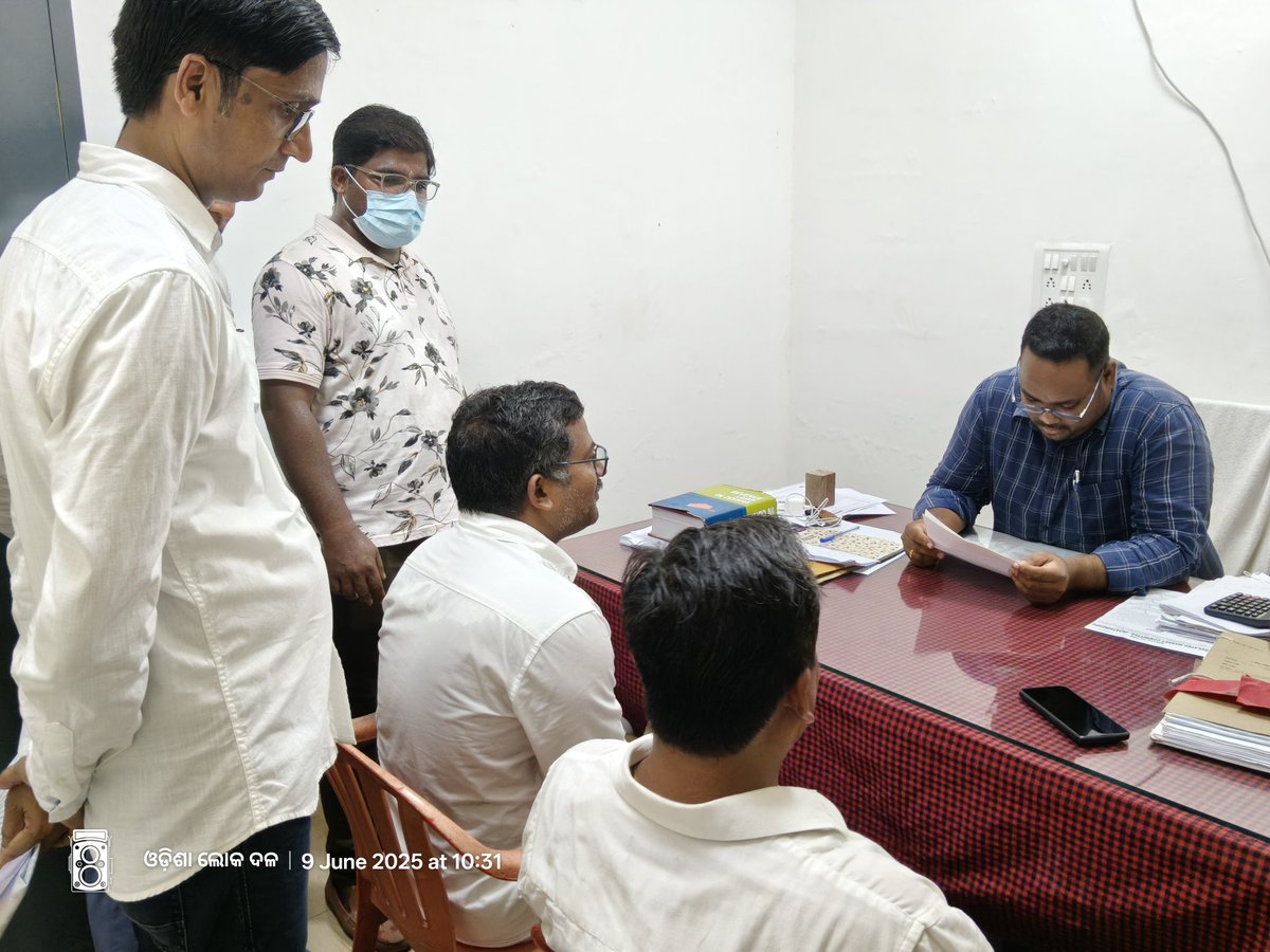 odishalokadala's tweet photo. ଜଗତସିଂହପୁର ଜିଲ୍ଲାର ବିଭିନ୍ନ ସମସ୍ୟାକୁ ନେଇ ଜିଲ୍ଲାର ସହକାରୀ ଜିଲ୍ଲାପାଳଙ୍କ ସହ ଆମେ ଆଲୋଚନା କରିଥିଲୁ। @CMO_Odisha https://t.co/O7O7gYkoxl