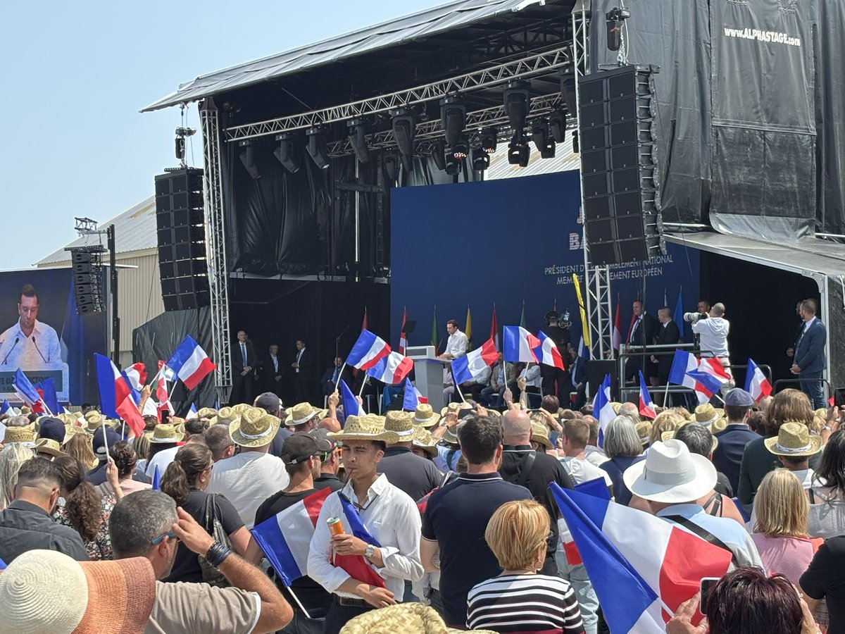 anthonyzeller_'s tweet image. 6000 personnes réunies à Mormant pour célébrer notre victoire du 9 juin 2024.
Quel succès, c’était fou !!!
Merci les amis 😍
@PatriotsEU 
#Loiret