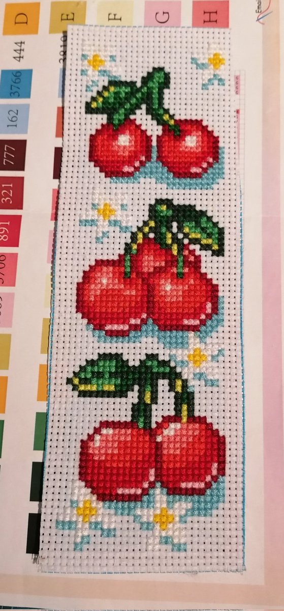 Kirschen endlich fertig! Jetzt wird es Zeit für den Hintergrund 😊
#handarbeit #kreuzstich