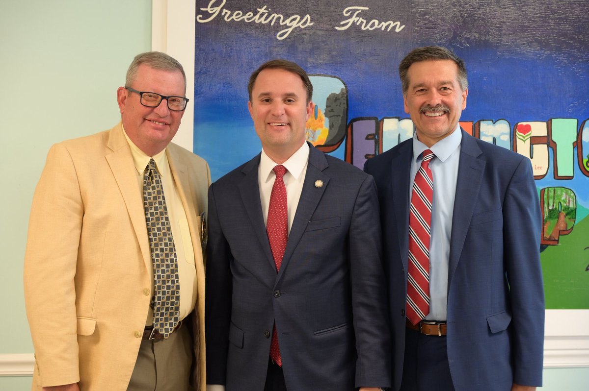 JasonMiyaresVA's tweet photo. Enjoyed a productive roundtable this morning in Lee County with law enforcement officers from across Southwest Virginia! 🚔

Thank you for the warm welcome and for your unwavering service. You are true heroes. 

It’s an honor to have your back. https://t.co/IiYwtNU8b4