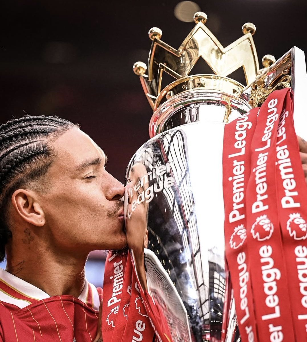 اقترب كأس العالم، لحد الآن هلالنا لم يوقع مع مهاجم حقيقي يقود الفريق بالبطولة، يا بن نافل، داروين نونيز خيار عظيم و متوفر ولن يكلف أكثر من 70 مليون... خلص معاه وانقذ عملك وتحضير الهلال السيء للبطولة ! 

#نونيز_مطلب_هلالي