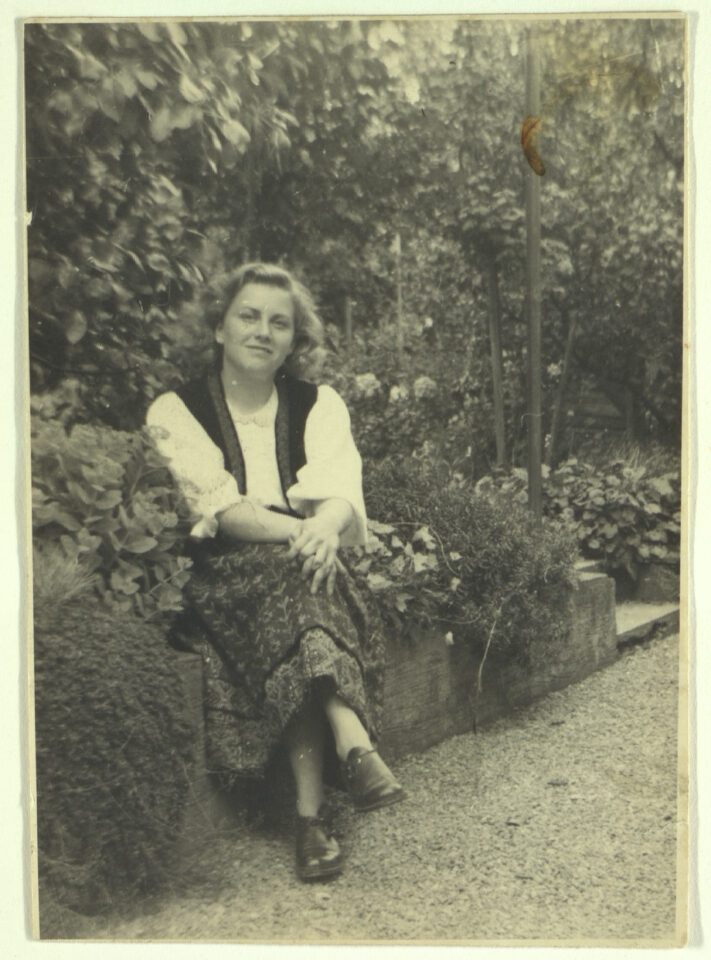 DrHelenFry's tweet image. Andrée Geulen was a Belgian teacher who saved hundreds of Jewish children during the Holocaust.

She meticulously kept coded records of their original names, ensuring they could be reunited with their families after the war.

In 1989, she was honoured by Yad Vashem as Righteous…