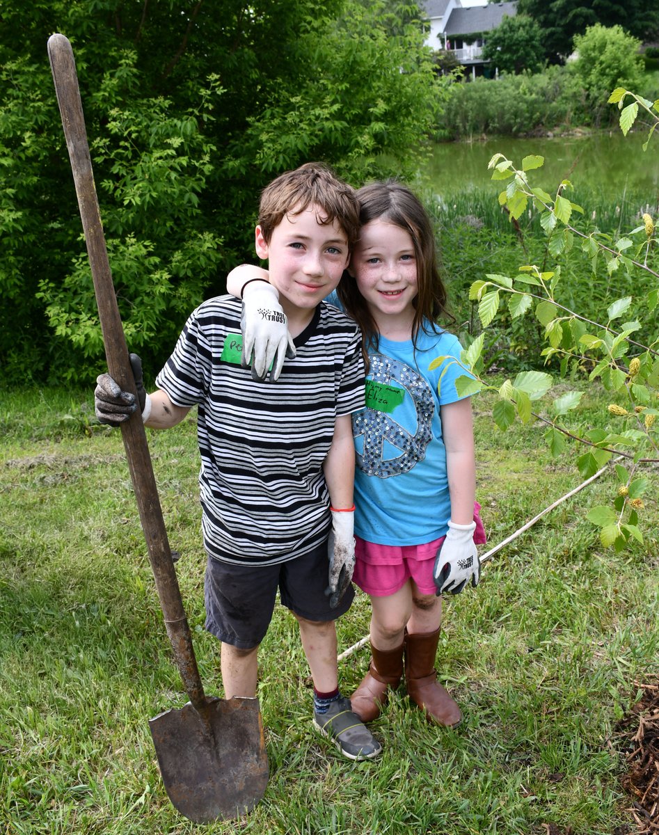 TreeTrust's tweet image. Brooklyn Park is greener thanks to amazing volunteers! 

Shout out to Allina Health Care &amp;amp; BTS Fan Club for digging in and making a difference!  

#TreePlantingDay #GreenTogether