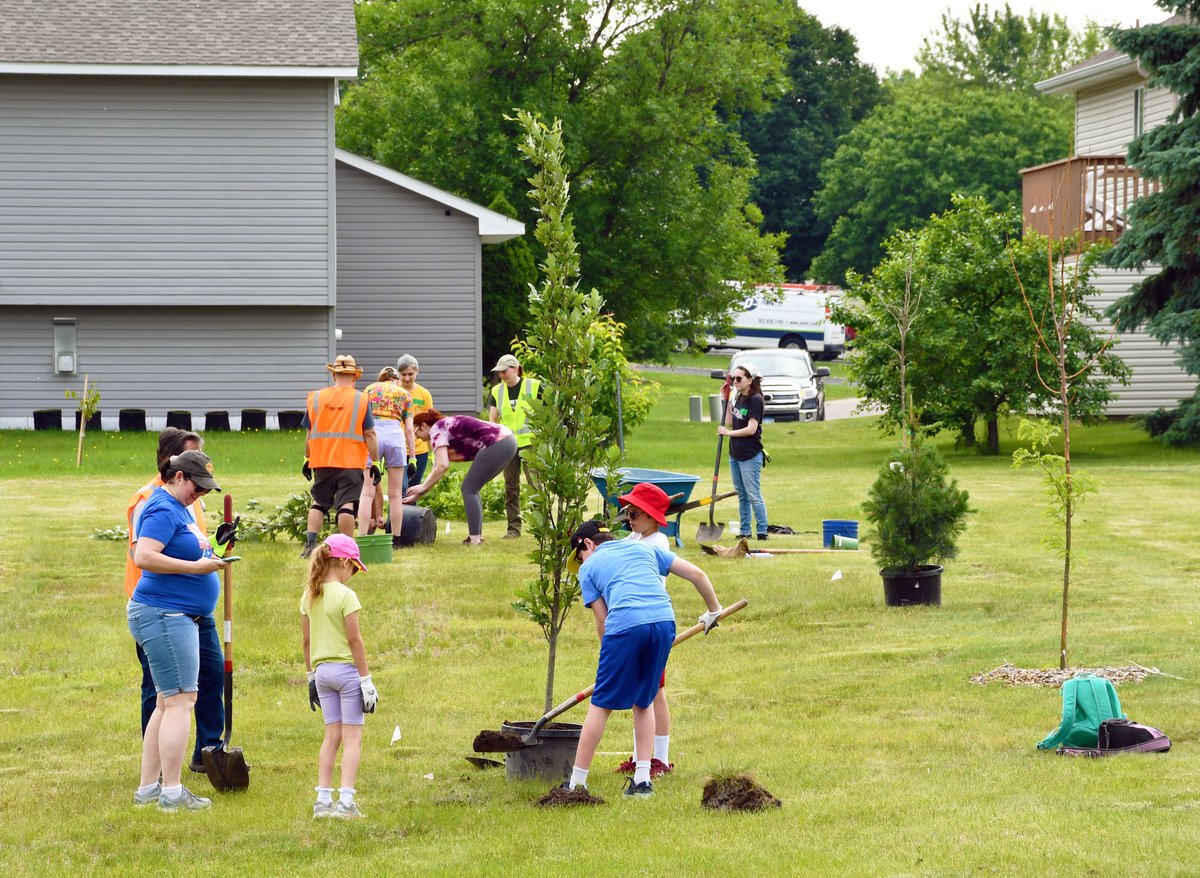 TreeTrust's tweet image. Brooklyn Park is greener thanks to amazing volunteers! 

Shout out to Allina Health Care &amp;amp; BTS Fan Club for digging in and making a difference!  

#TreePlantingDay #GreenTogether