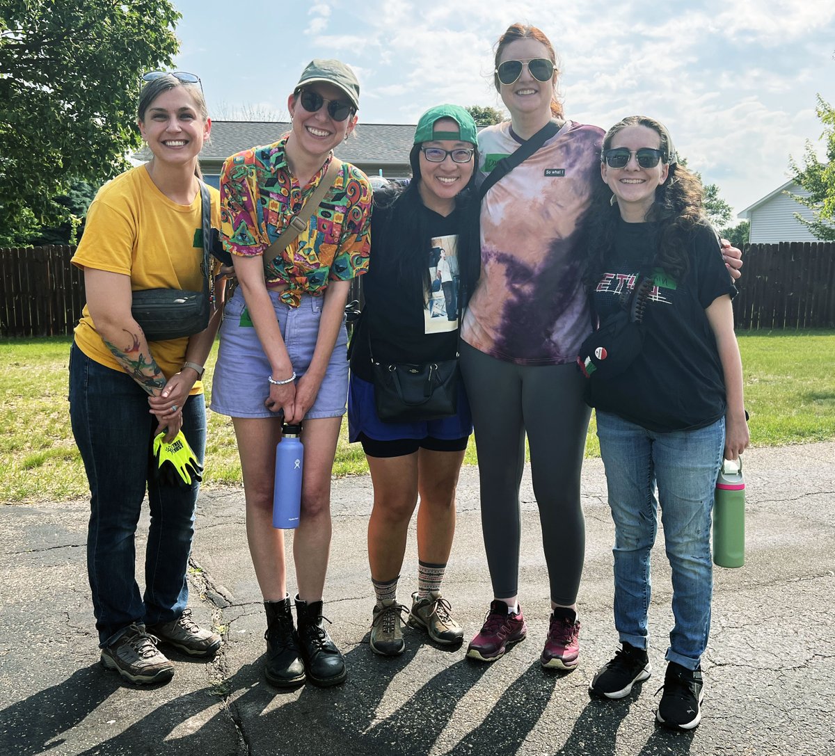 TreeTrust's tweet image. Brooklyn Park is greener thanks to amazing volunteers! 

Shout out to Allina Health Care &amp;amp; BTS Fan Club for digging in and making a difference!  

#TreePlantingDay #GreenTogether