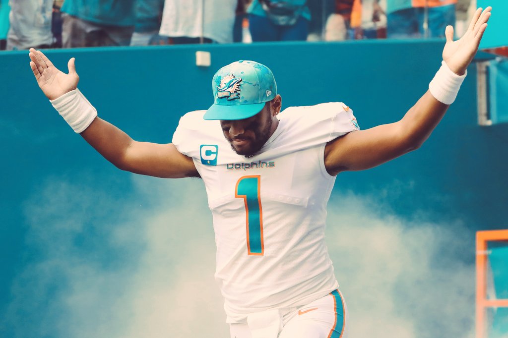casados_aaron's tweet photo. Warren is going off today. Tua haters can’t back up anything, and he’s hitting them with facts that expose how lost they really are. I love it! #PhinsUp https://t.co/MZKlYPDQNH
