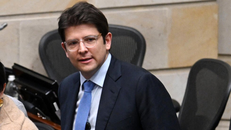 🌏INTERNACIONALES
Argentina en vilo: rumores indican que la Corte Suprema confirmaría la inhabilitación perpetua de CFK para ejercer cargos públicos.

Colombia convulsionada: ataque de sicario contra el precandidato opositor Miguel Uribe lo deja en estado de "máxima gravedad".