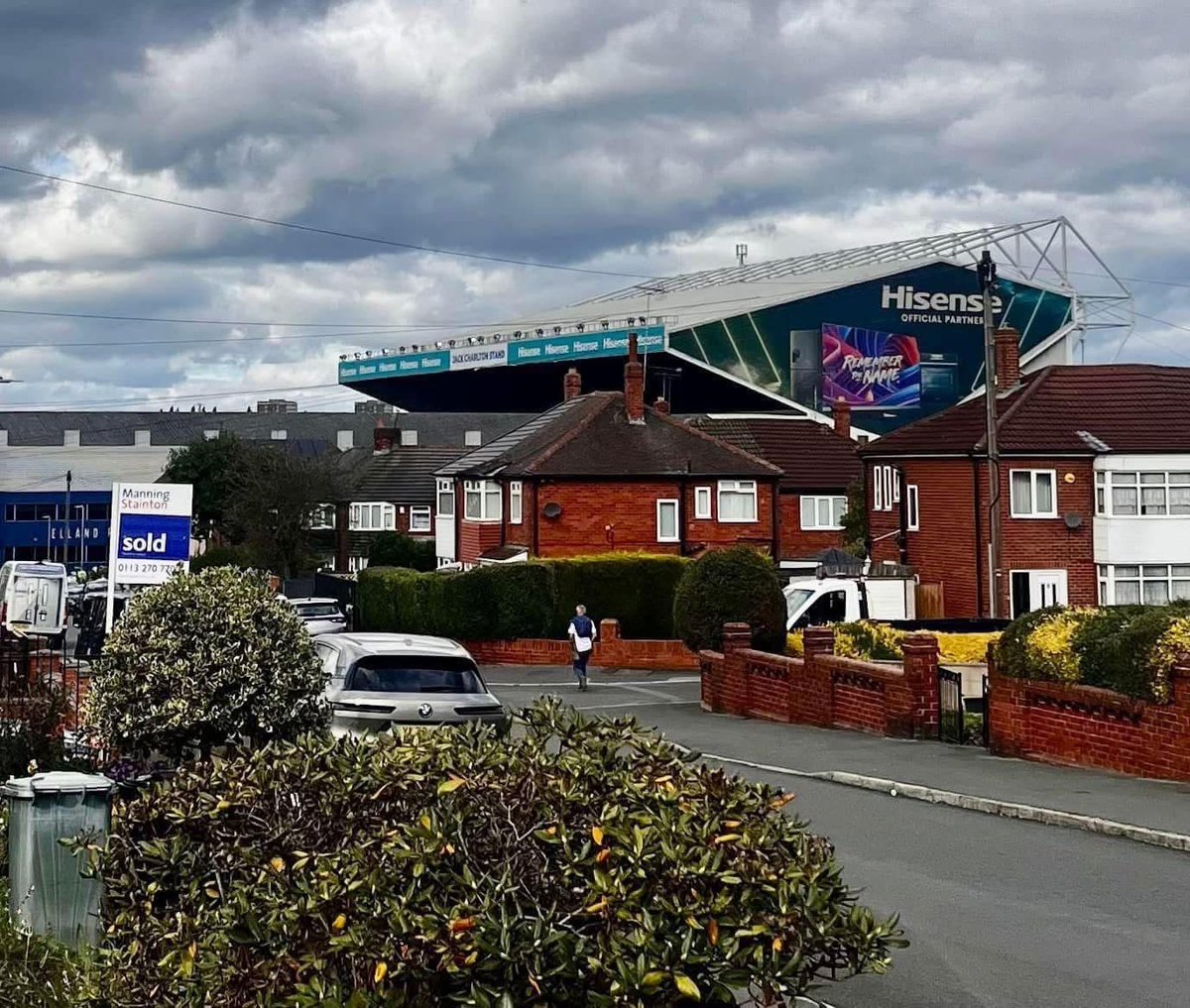 This is how English stadiums should be. Peeking over the top of local housing estates.😎

What a sight this is!👏