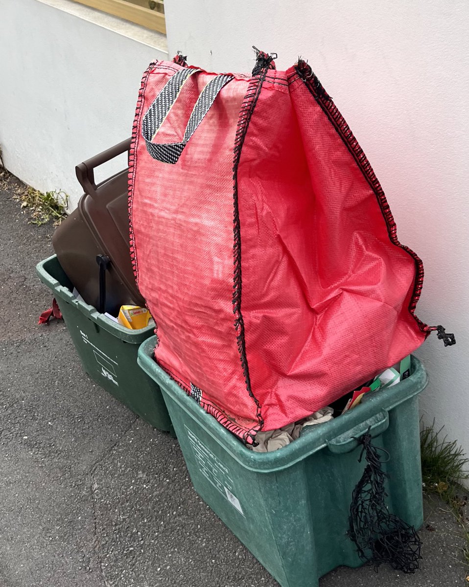 MichelleOwen7's tweet image. Hi again @NorthSomersetC you say there’s been no missed collections on your website but there’s lots of houses around us and us yet again not collected?