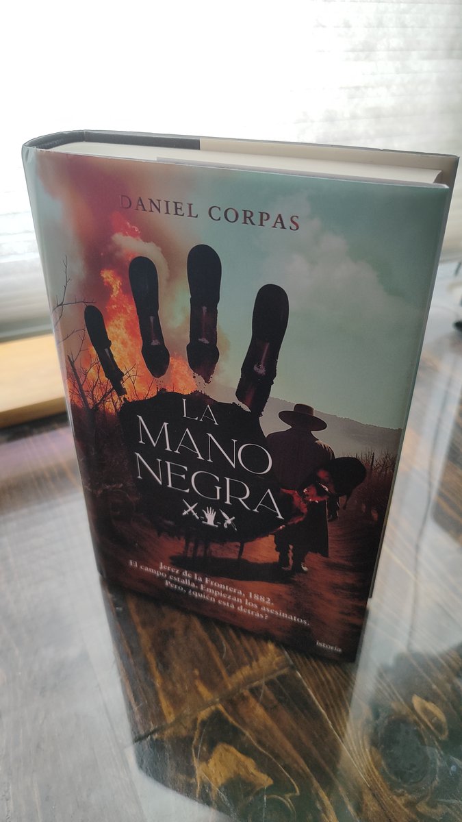 «La Mano Negra», de Daniel Corpas.
➡️ Consíguelo en amzn.to/4mVgTdW ⬅️

Jerez, 1882. Una tierra seca castigada por la sequía, la economía al borde del colapso y una tensión social creciente que amenaza con estallar de un momento a otro. En este escenario de desesperanza,