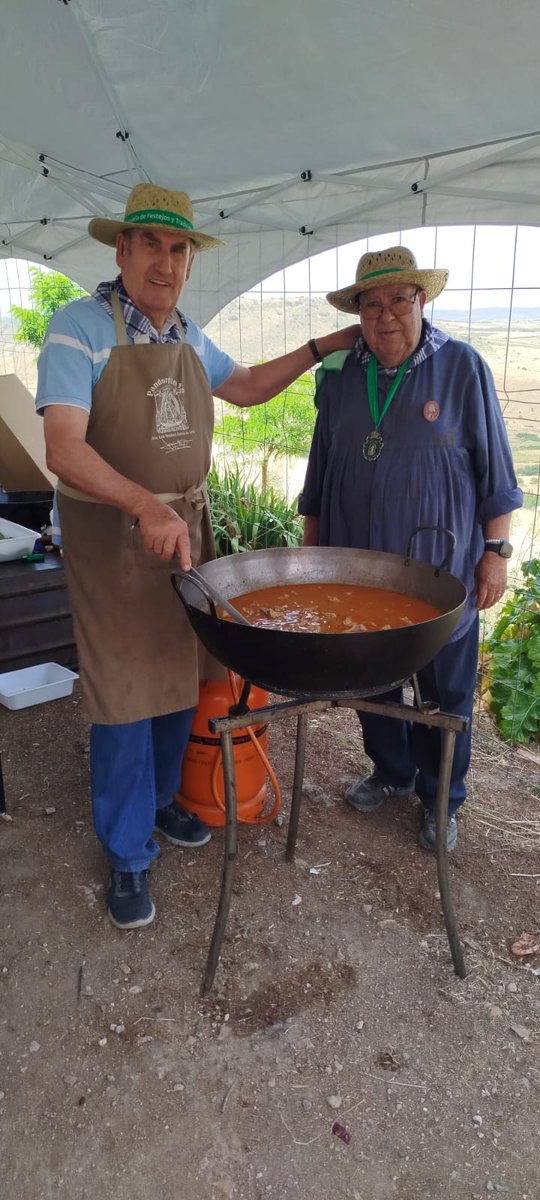 La Hermandad de Pandorgos, como ya es costumbre, hemos participado activamente durante estos días en la Romería de Nuestra Señora de Alarcos.
Hemos elaborado una gran sartén de migas y muchos litros de limoná para convidar a los romeros que han subido al Cerro a ver a la Virgen.