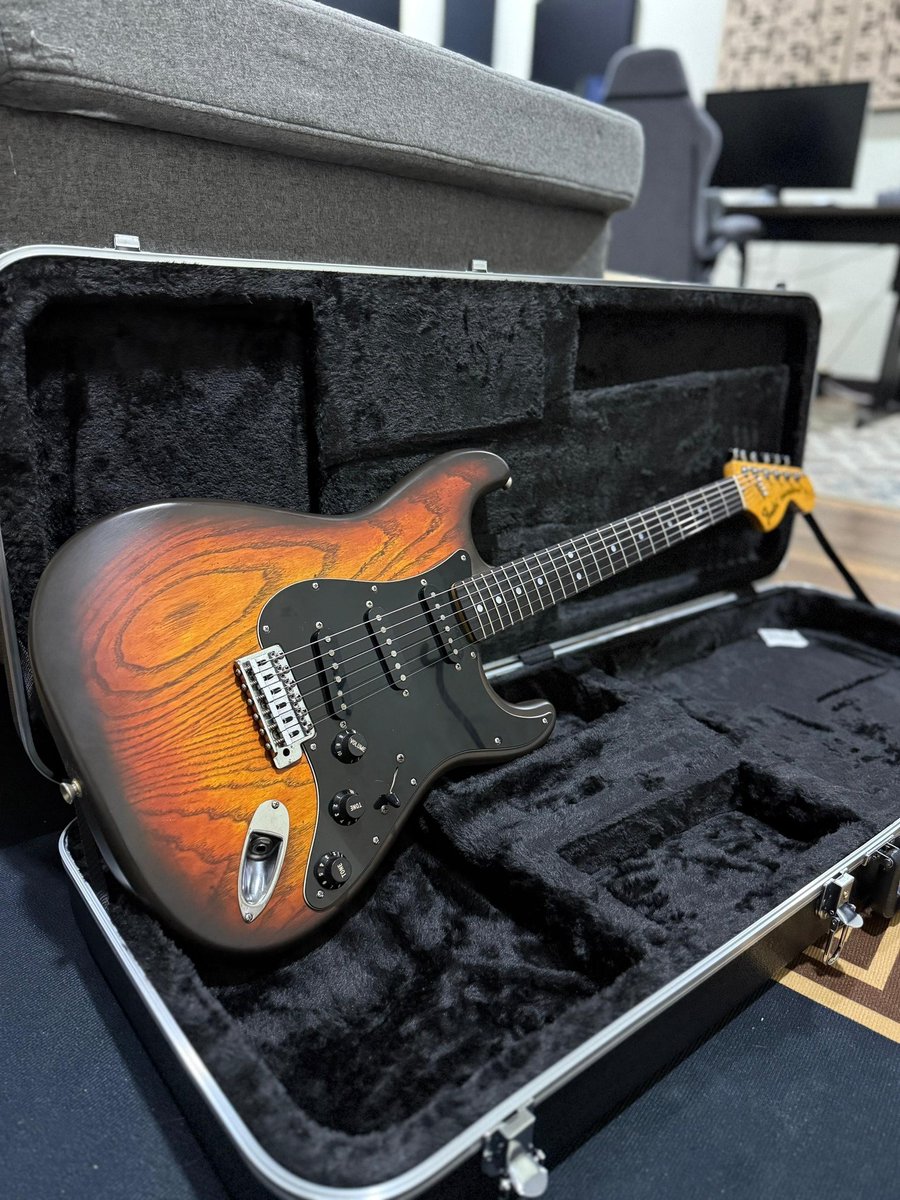 Narul's MIJ St-72. =)