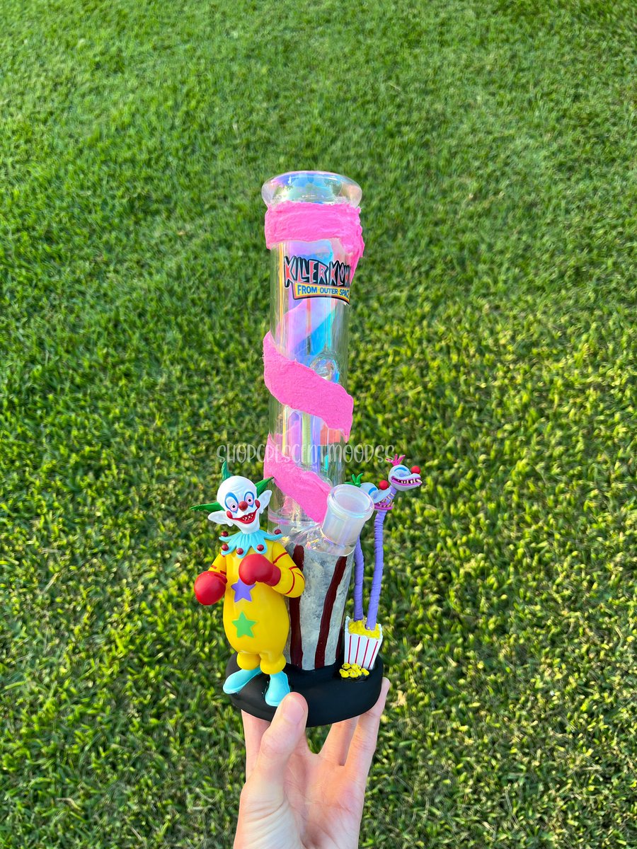 crescentmoods's tweet photo. Work in progress of this fun custom! #fanart #killerklownsfromouterspace #bong #clowns #gamer #stoner #custombong #customs #waterpipes https://t.co/ndbF4okoES