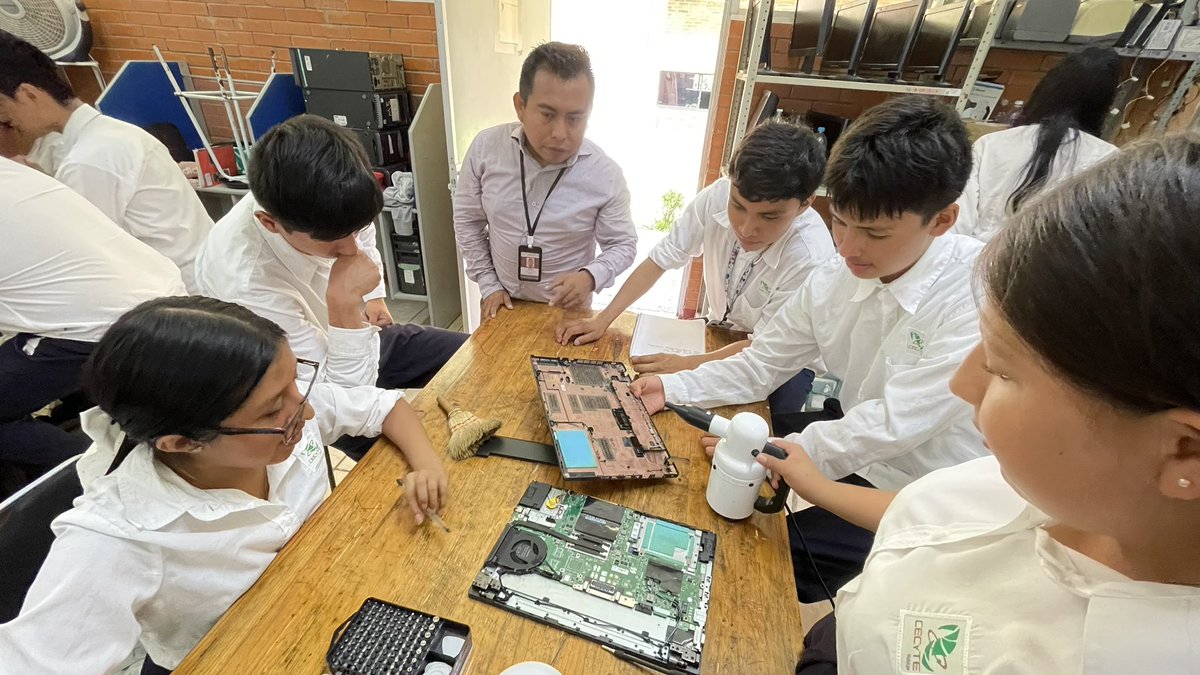 Calnali (@cecytecalnali) on Twitter photo Alumnos de Soporte y Mantenimiento de Equipo de Cómputo realizaron práctica de mantenimiento preventivo en laptops, fortaleciendo habilidades técnicas.
#SomosUnEquipoTransformandoElFuturo
<a href="/natycastrejonv/">Naty Castrejón</a>
<a href="/edmundo_rmz/">Edmundo Ramírez</a>
<a href="/CECyTEHidalgo/">CECyTE Hidalgo</a>
<a href="/CecyteCalnali/">Calnali</a> Alumnos de Soporte y Mantenimiento de Equipo de Cómputo realizaron práctica de mantenimiento preventivo en laptops, fortaleciendo habilidades técnicas.
#SomosUnEquipoTransformandoElFuturo
<a href="/natycastrejonv/">Naty Castrejón</a>
<a href="/edmundo_rmz/">Edmundo Ramírez</a>
<a href="/CECyTEHidalgo/">CECyTE Hidalgo</a>
<a href="/CecyteCalnali/">Calnali</a>
