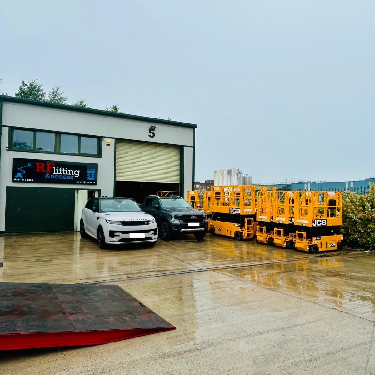 We’ve just handed over 5 S1932E and 2 S2632E electric scissor lifts to RF Lifting.

A big thank you to the team at RF Lifting for your business – we appreciate your support and trust in Gunn JCB! 👏

#JCB #ElectricScissorLifts
