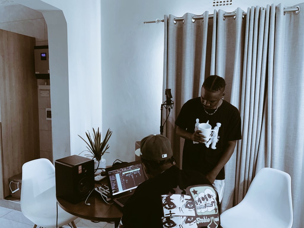 TkasMoves's tweet photo. What you heard ain't what you See....
#Bizzo https://t.co/au9Q0RqRni
