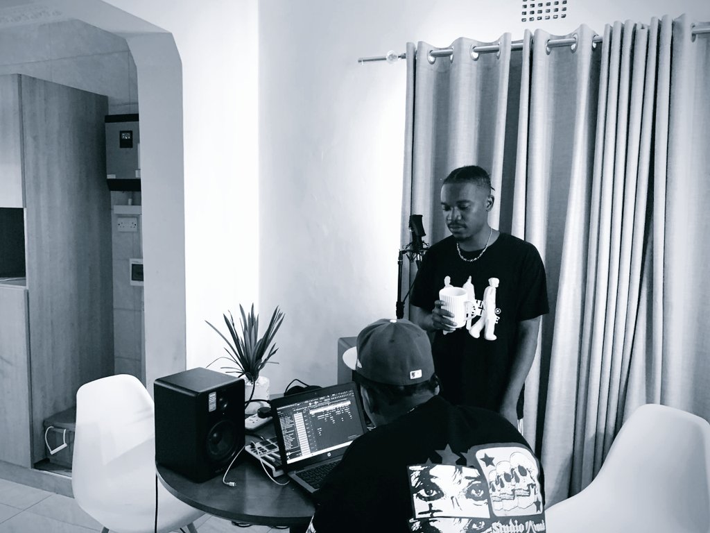 TkasMoves's tweet photo. What you heard ain't what you See....
#Bizzo https://t.co/au9Q0RqRni