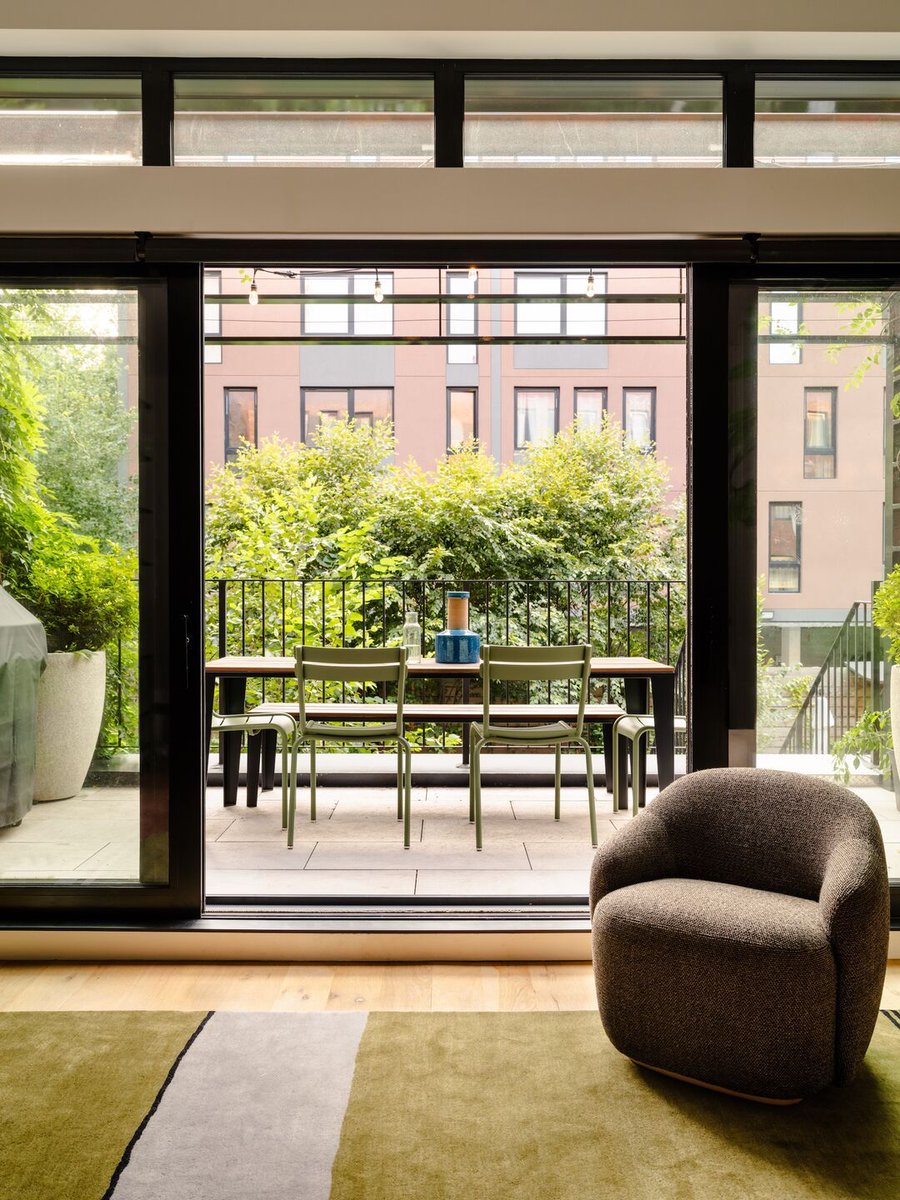 Lucy Harris Studio brings warmth and character to a Brooklyn townhouse through a layered material palette of wood, wool, cork, and rattan. 
buff.ly/PnYsX87

#NaturalMaterials #ModernEclectic #InteriorCraftsmanship