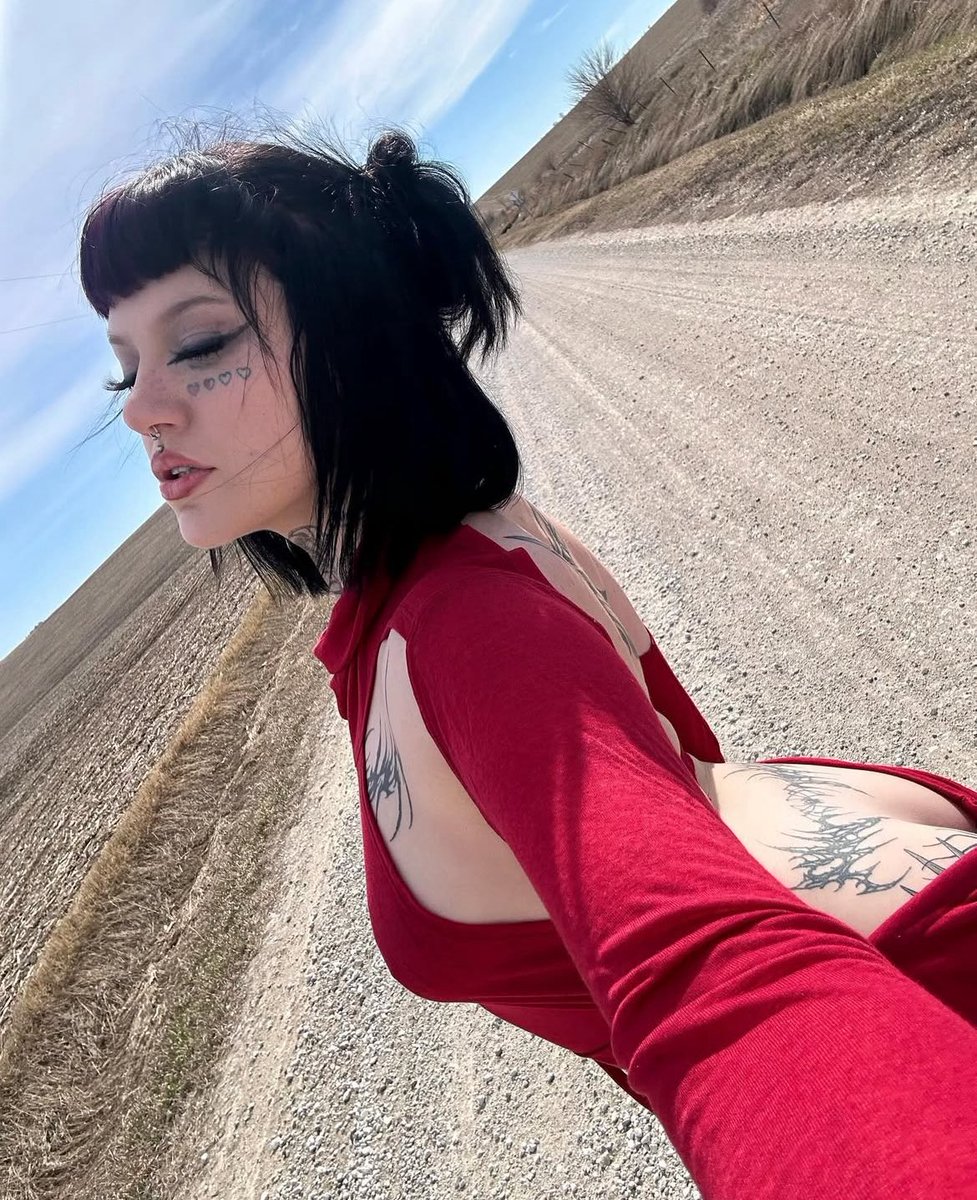 Instagram vs X 

Meta deleted all my Instagram accounts from @wornnoutisdead on Instagram if you love me https://t.co/s8JB26xhGr