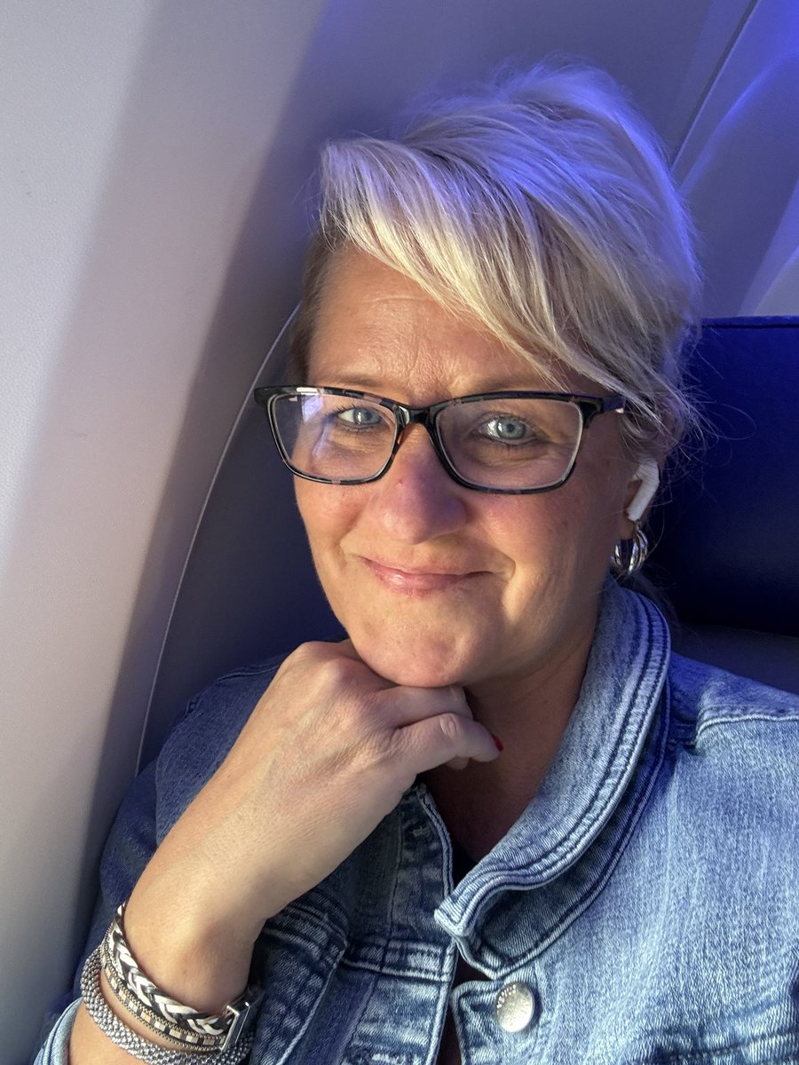 AVReneeKC's tweet photo. Obligatory βοΈ #avselfie β¦ looking forward to a great week & seeing all my favorite industry friends @InfoComm
#roadtoInfoComm #InfoComm25 #avtweeps #letsgetthisthingstarted https://t.co/A1DDsYkOwG