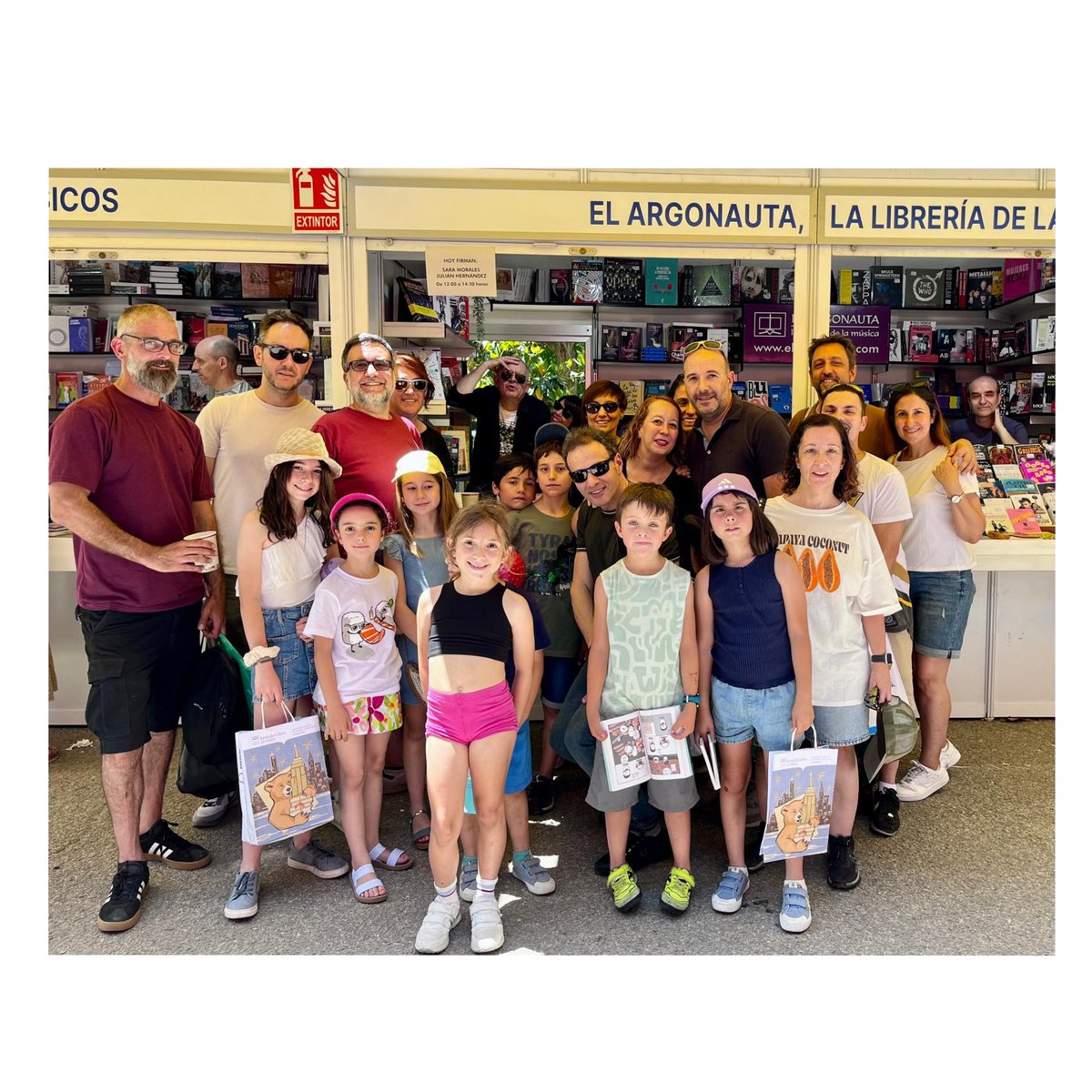 Sara Morales (@sara_warsaw) on Twitter photo Maravilloso día ayer en la caseta 67 de la <a href="/FLMadrid/">Feria del Libro de Madrid</a>.
Un rincón por el que se dejaron caer un montón de sonrisas, de amigos y de familia. Un mano a mano con mi querido @juliansiniestro, de dos horas y media, en el que no faltó de nada.
Gracias <a href="/ElArgonautaLib/">El Argonauta</a> y <a href="/revista_efeeme/">Efe Eme</a> Maravilloso día ayer en la caseta 67 de la <a href="/FLMadrid/">Feria del Libro de Madrid</a>.
Un rincón por el que se dejaron caer un montón de sonrisas, de amigos y de familia. Un mano a mano con mi querido @juliansiniestro, de dos horas y media, en el que no faltó de nada.
Gracias <a href="/ElArgonautaLib/">El Argonauta</a> y <a href="/revista_efeeme/">Efe Eme</a>