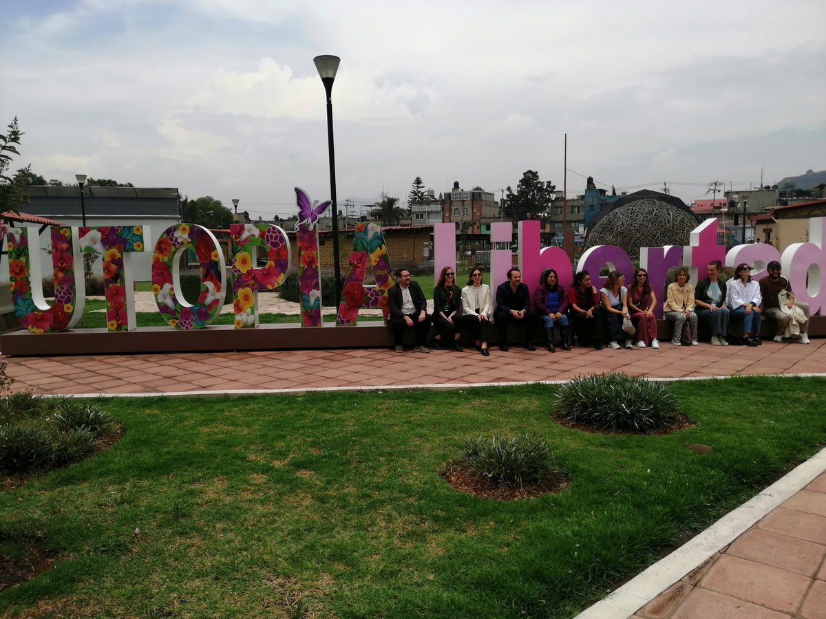 InternacCDMX's tweet photo. Francia y #CiudadDeMéxico fortalecieron lazos culturales con la visita de una comitiva francesa a las UTOPIAS de #Iztapalapa, espacios integrales impulsados por @ClaraBrugadaM que combinan educación, cultura, deporte y cuidados comunitarios. 🇫🇷🇲🇽 @GobCDMX. https://t.co/okqqna2j7m