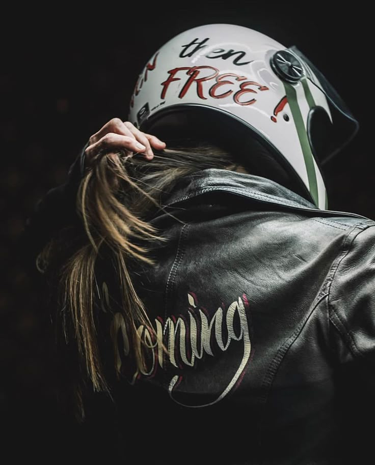 "Ελευθερώνεις" τον εαυτό σου
και παίρνεις την ψυχή σου πίσω..
~Από ό,τι..
🖤