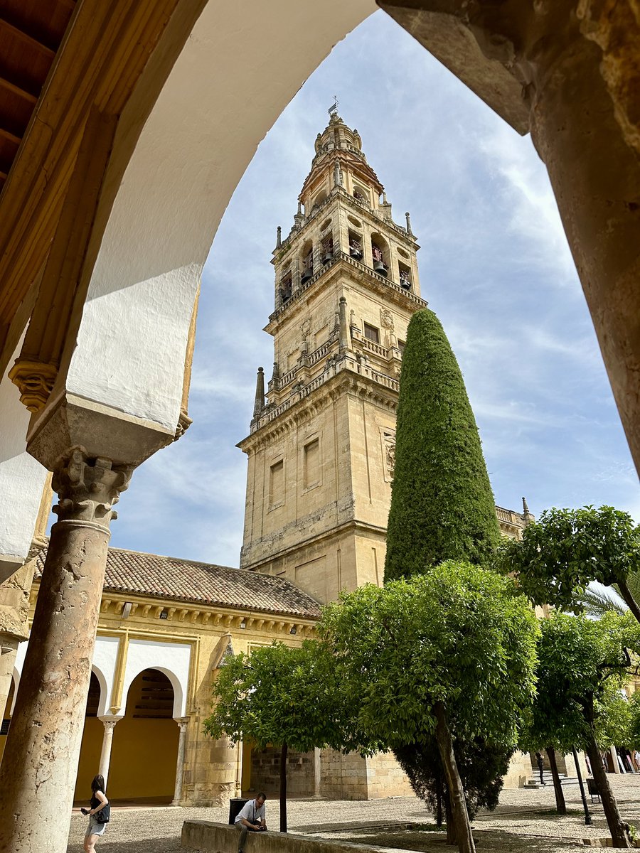 🇪🇸 Cordoba, Kurtuba Camii-Kadetral

Unesco Dünya mirasında. Çok özel bir yapı. İçeride 850’den fazla sütun var. Mihrap özel mozaik ustaları tarafından yapılıyor. Yaklaşık 1050 yıllık. Endülüs bölgesinde top 3 de #mezquita