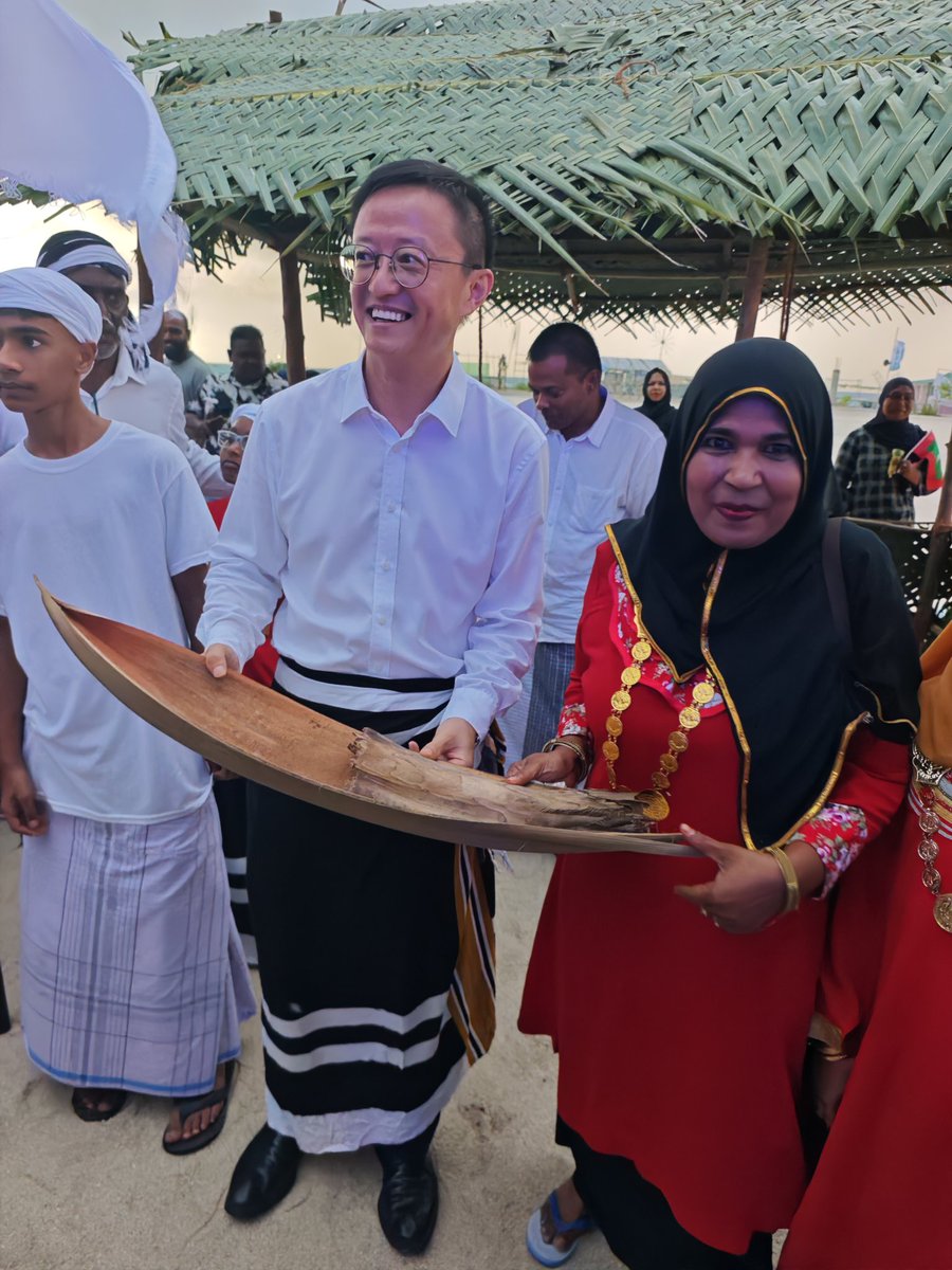 Finally, on the last day of Eid holiday, I am part of the happiness of Maldivian friends. 
I do enjoy the harmonious atmosphere of this community.
"Long live China-Maldives friendship!" --that's what I was writing on the message book.