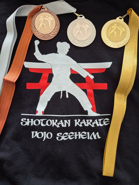 KarateSeeheim's tweet photo. 🥋 VEREINSMEISTERSCHAFT 2025 – SEI DABEI! 
Am Samstag, 28.6.2025 ist es endlich so weit: Unsere Karateka treten bei der Vereinsmeisterschaft gegeneinander an und zeigen, was in ihnen steckt!  Ort: Halle 42 - an der Düne, Seeheim-Jugenheim, Beginn: 10 Uhr, Eintritt frei! https://t.co/je4l93kxdh