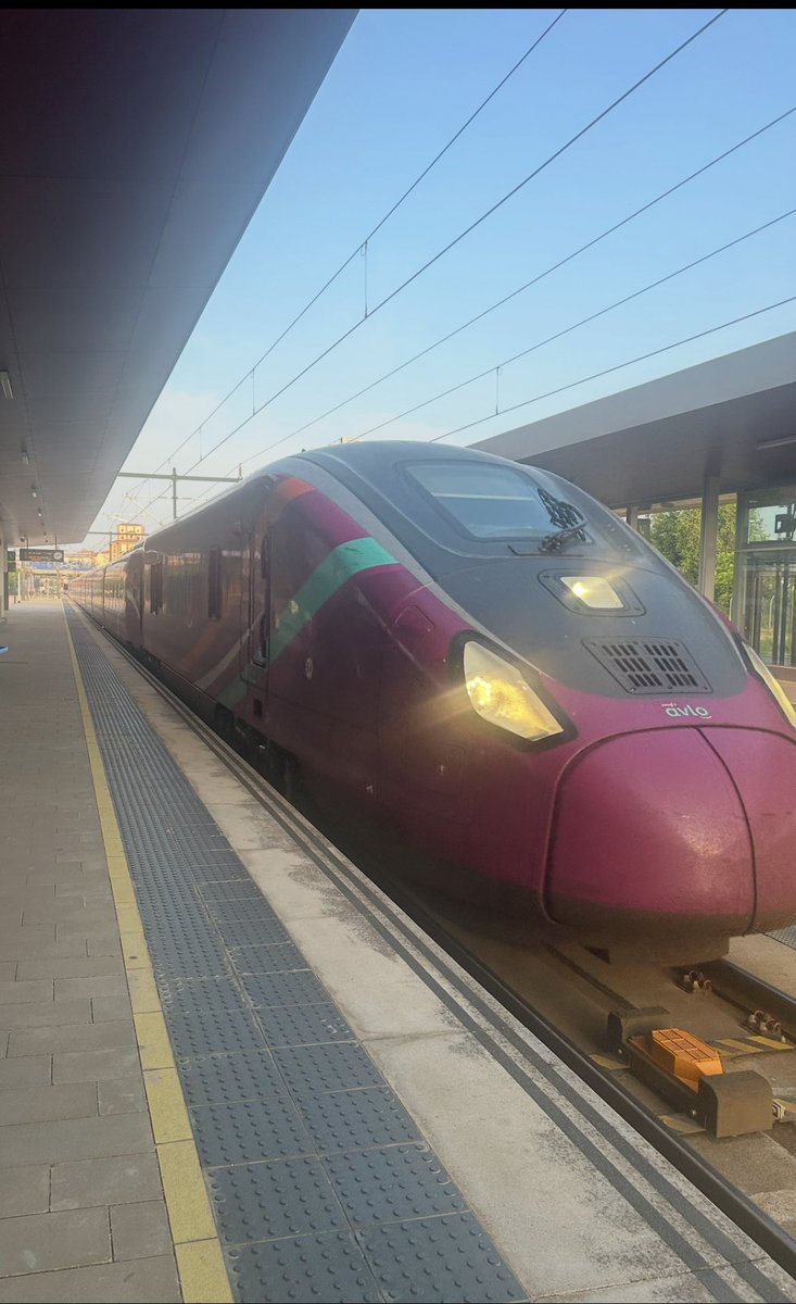Este primer tren no ha parado en Sanabria. 
Es un tren con menos servicios, perdemos calidad. 
Ha llegado tarde. 
Ha parado 5 minutos a la salida de los túneles de Guadarrama. 
Ha llegado 15 minutos tarde a Madrid. 
Pero no puede parar en Sanabria porque pierde 4 minutos.