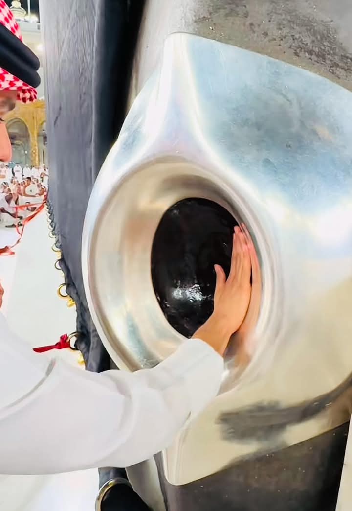 حجری  اسود  پر  حوشبو  لگاتے  وقت  لی  گئی  تصویر