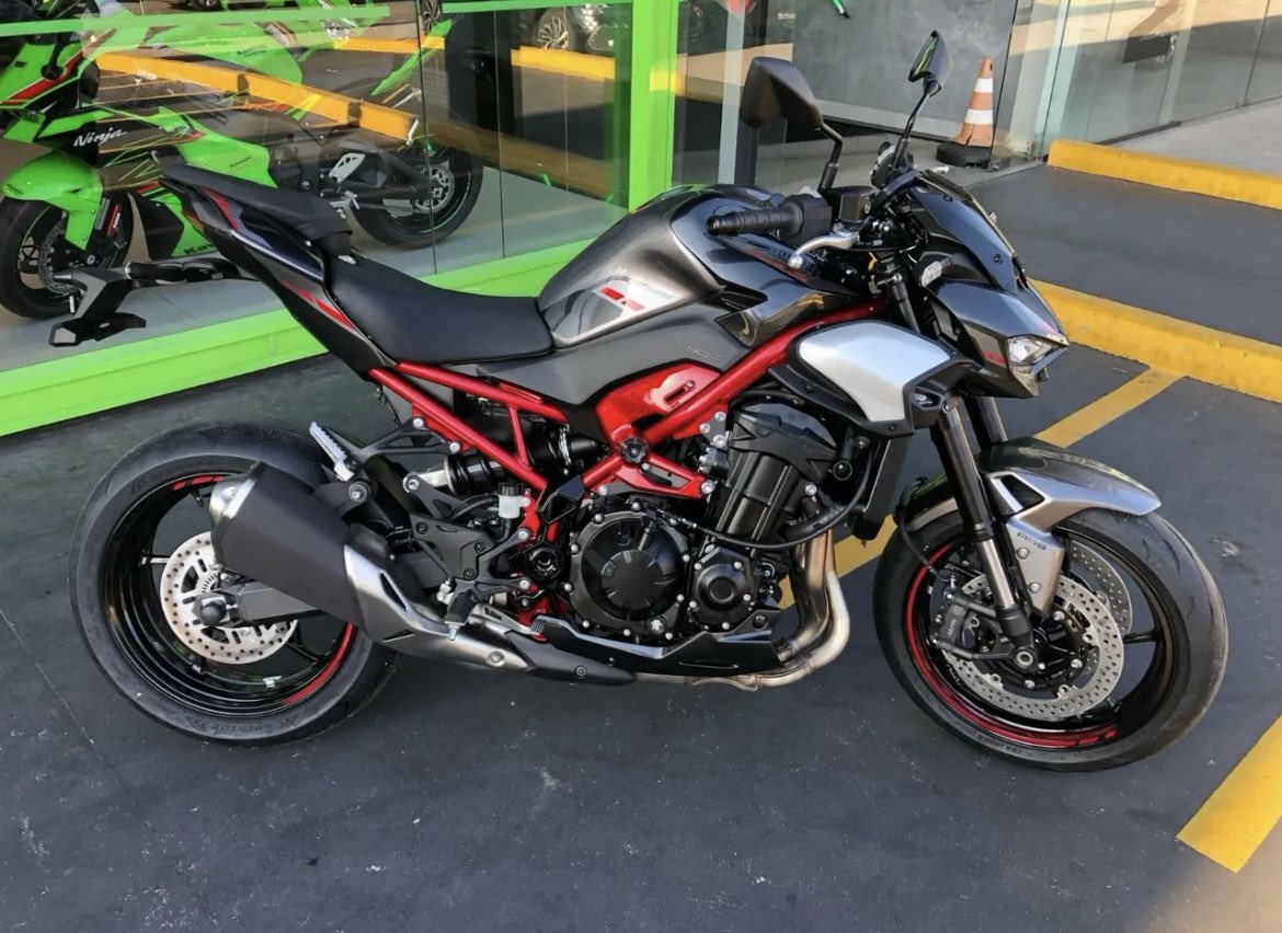 A dúvida, qual delas? ambas zero km.
Z900 torque pra cacete 
Zx4R falta em baixa RPM, mas sempre fui pro lado das carenadas…