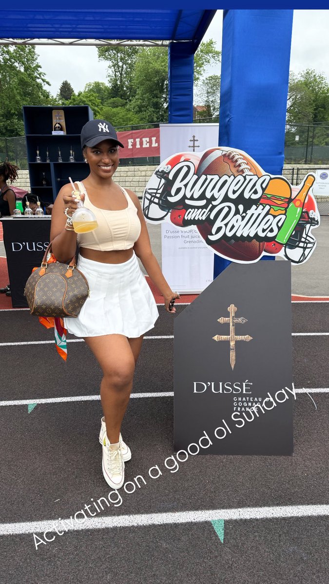 AzleyMarq's tweet photo. Set up a D'ussé Activation at Burgers and bottles https://t.co/P860nxep9u