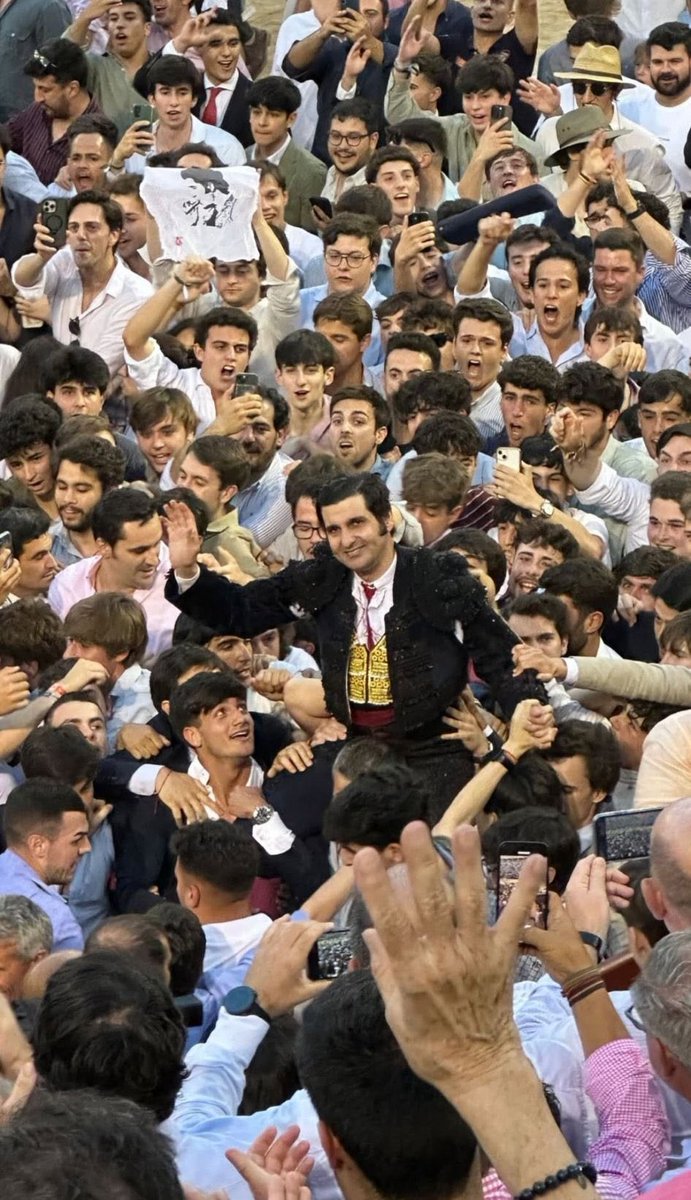 Quién persigue su sueño lo alcanza. Y él lo merece. 
Enhorabuena y Gracias Maestro. 
Con tus lágrimas de ayer nos recodaste  lo que significa ser un Genio. Sólo los Grandes tienen esa sensibilidad que te hace persona, único e invencible.