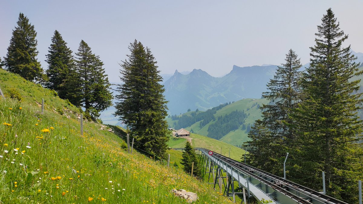 eFlotime's tweet image. Heute trotz über 15 prognostizierten Sonnenstunden am Wohnort kein neuer PV-Ertragsrekord infolge kanadischen Feinstaubs. Gegen Abend besserte sich die Fernsicht allmählich. Bild vom Moléson heute Mittag.