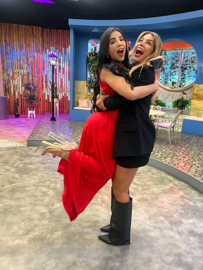 kariconica's tweet photo. ellas son todo lo que está bien mis lindas https://t.co/Cml9UVAstd