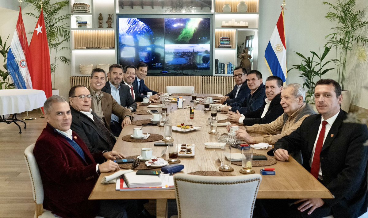 ¡Reunión del Comando! 💪🏻🚩🇵🇾

Con el presidente Santiago Peña y @horaciocartespy , presidente del glorioso Partido Colorado , compartimos una reunión de trabajo junto a grandes amigos y correligionarios.
