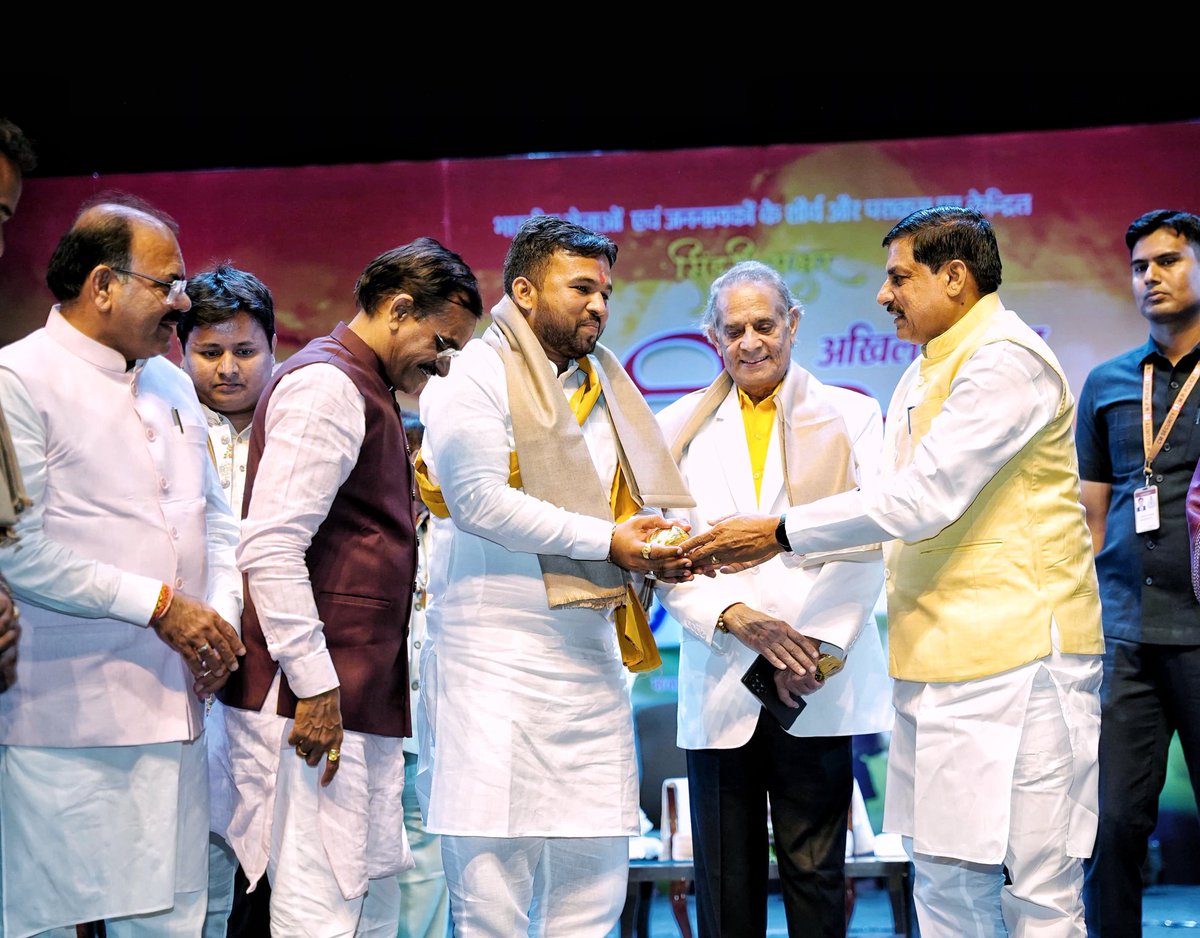 माननीय मुख्यमंत्री जी ने आज भोपाल में #oprationsindoor को समर्पित अखिल भारतीय कवि सम्मेलन 'सिंदूरी अक्षर' में सहभागिता कर काव्यपाठ का श्रवण किया।

<a href="/DrMohanYadav51/">Dr Mohan Yadav</a>