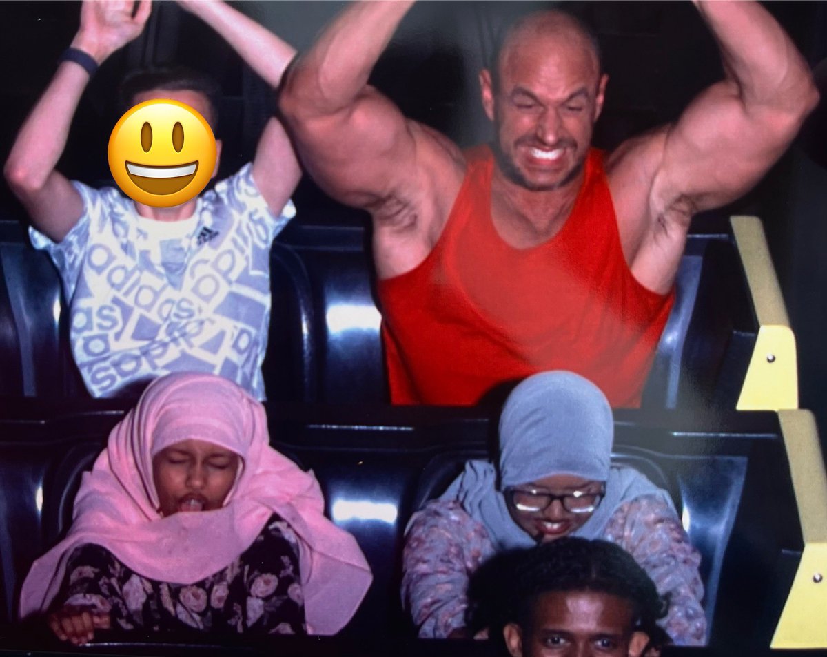 JW_Elev8Wellnes's tweet image. Average size of online fitness influencer on left for scale. No edit other than the smiley for his anonymity. We did have a great time too