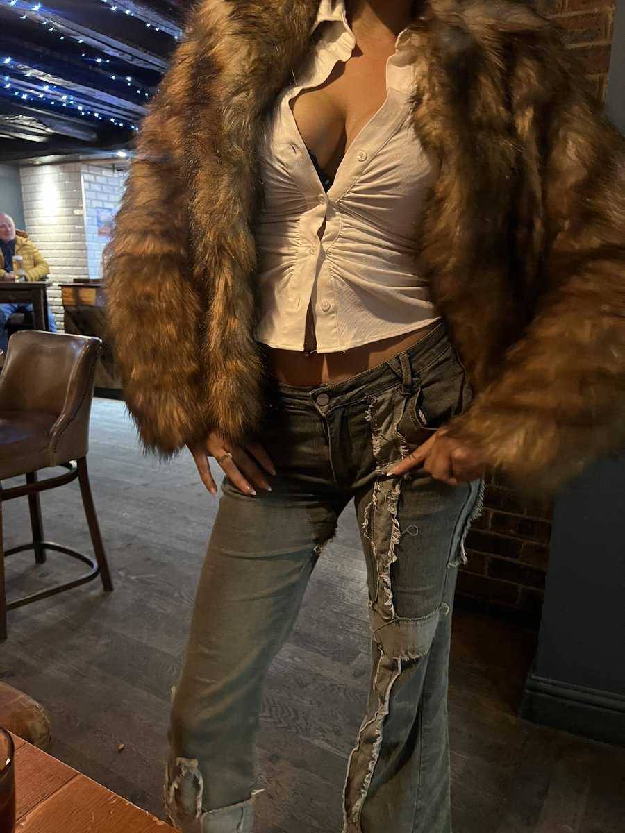 All I do is sit pretty and get paid 🥱