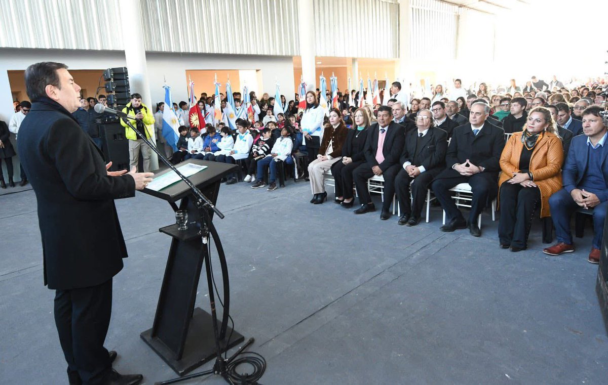 #Hoy en Quimili dejamos inaugurado el renovado edificio de la Escuela N° 1214 “Santa Dorotea”.
También  Viviendas Sociales  construidas con fondos provinciales y con colaboración del municipio local,  6 mil metros de enripiado y la nueva red de iluminación en el acceso a Quimilí