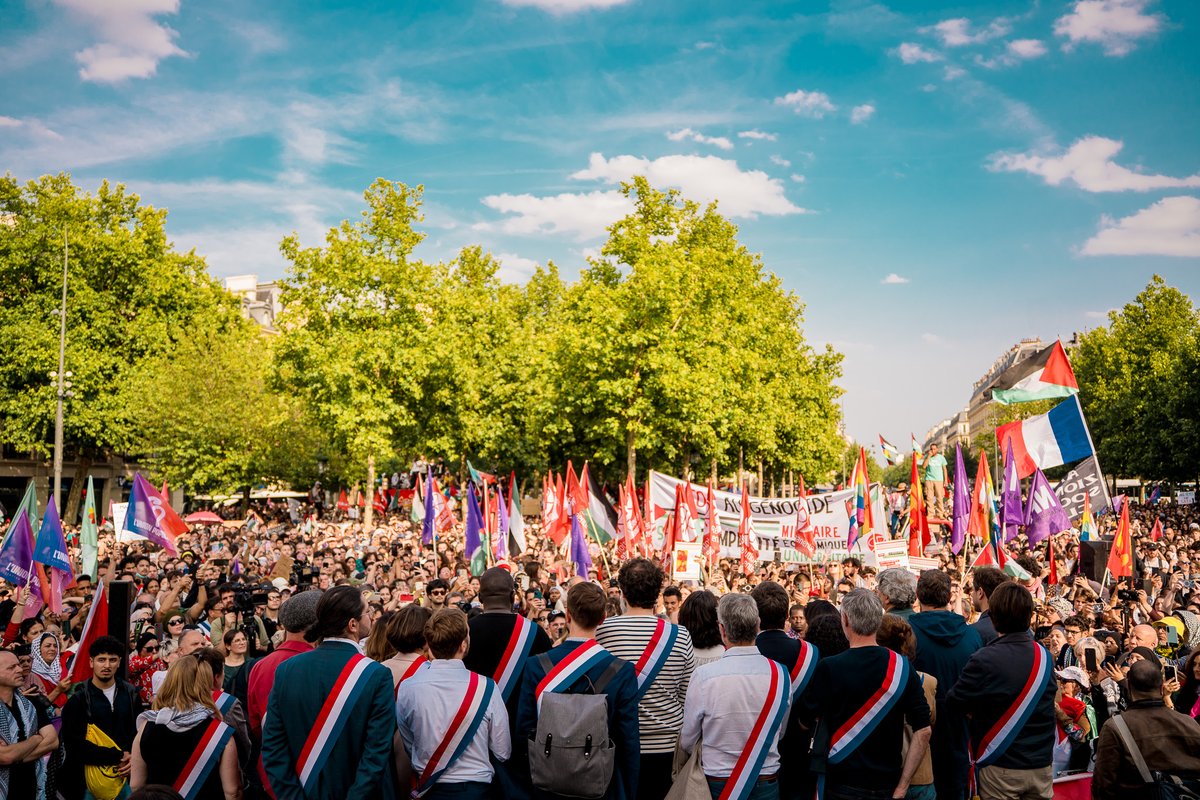 JLMelenchon's tweet image. La liberté de nos 12 héros dépend du rapport de force. Plus de 50 000 personnes à Paris en dépit du blocage du RER et du métro. Et près de 200 rassemblements dans le pays. Partout, la France est au rendez-vous contre le génocide à Gaza.

#FreedomFlotilla #FlottilleDeLaLiberté