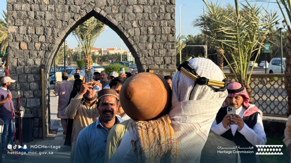MOCHeritage's tweet photo. جانب من تفاعل الزوّار في مراكز الزوار خلال #عيد_الأضحى، مع الفعاليات الحيّة والعروض التراثية التي تعكس ثراء المواقع الأثرية، وتعيد إحياء قصصها في أجواء تراثية.

#هيئة_التراث https://t.co/PhbUhfFQve